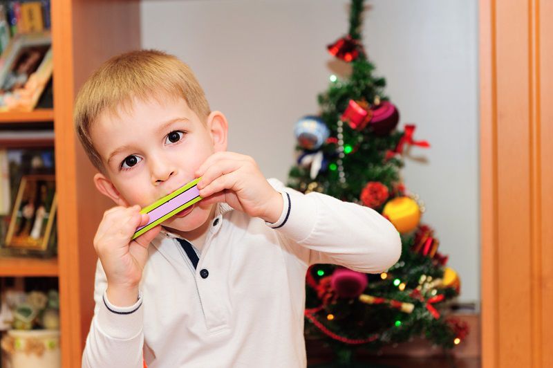 jongen met mondharmonica