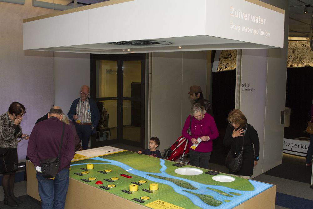 Whack a mole-spel in de tentoonstelling: zorg voor schoon water