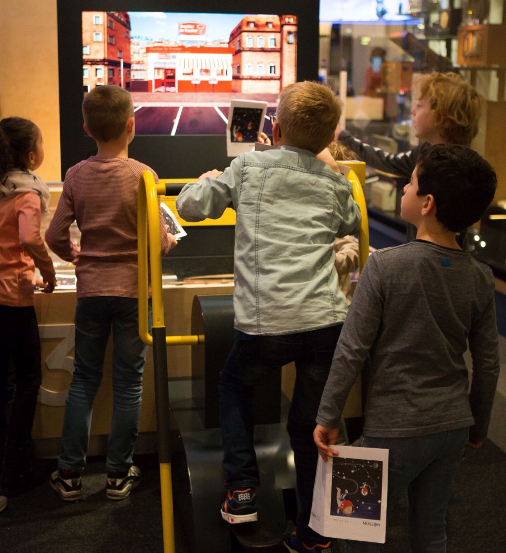 Kinderen op het stepapparaat