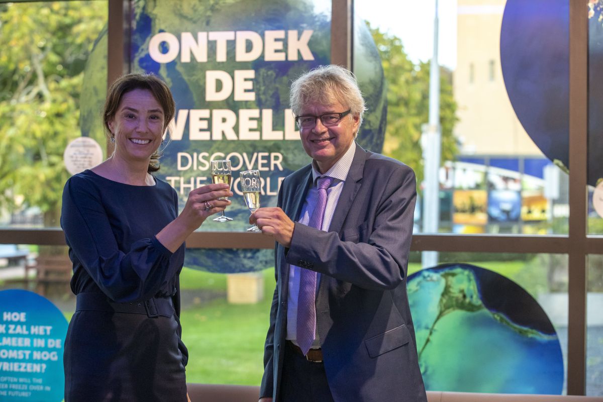 Prinses Marilène, adviseur partnerships van de BankGiro Loterij en Peter de Haan, directeur Museon heffen het glas tijdens de feestelijke opening van de vernieuwde publieksruimtes (Foto: PR Museon)