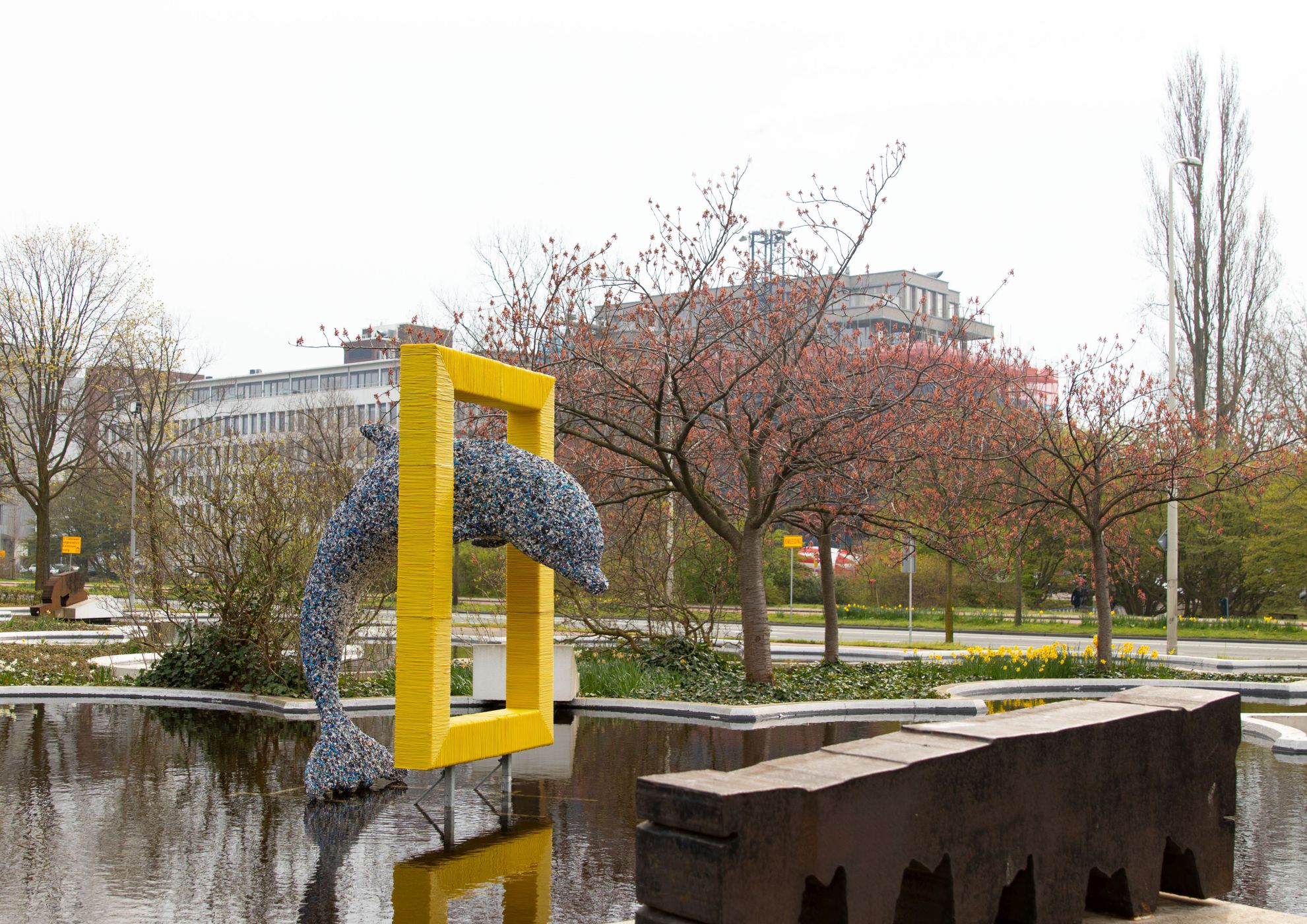 Van gerecycled plastic gemaakte dolfijn in wolkenvijver Museon